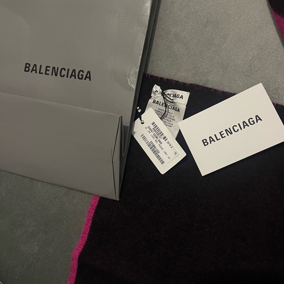 100% Authentic Balenciaga Macro Logo Jacquard Wool Scarf - Picture 4 of 4